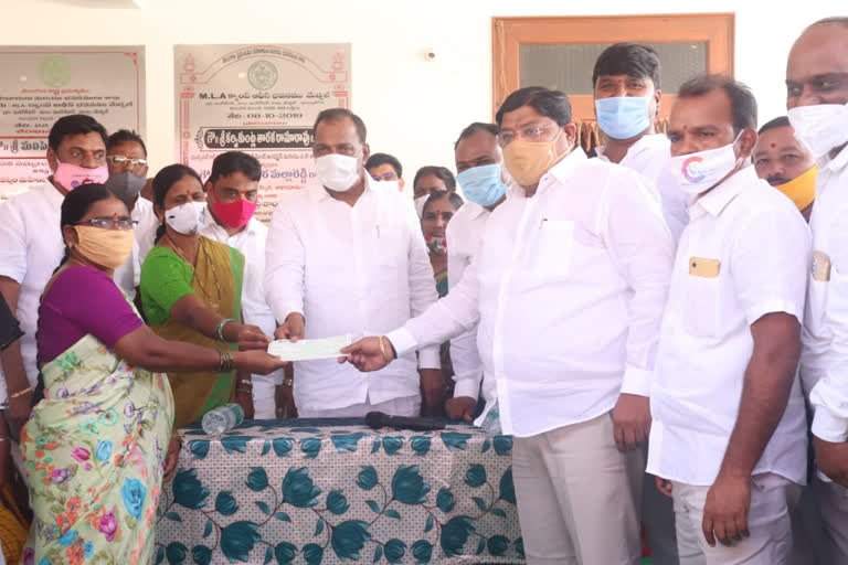 minister malla reddy distributed kalyana lakshmi cheques