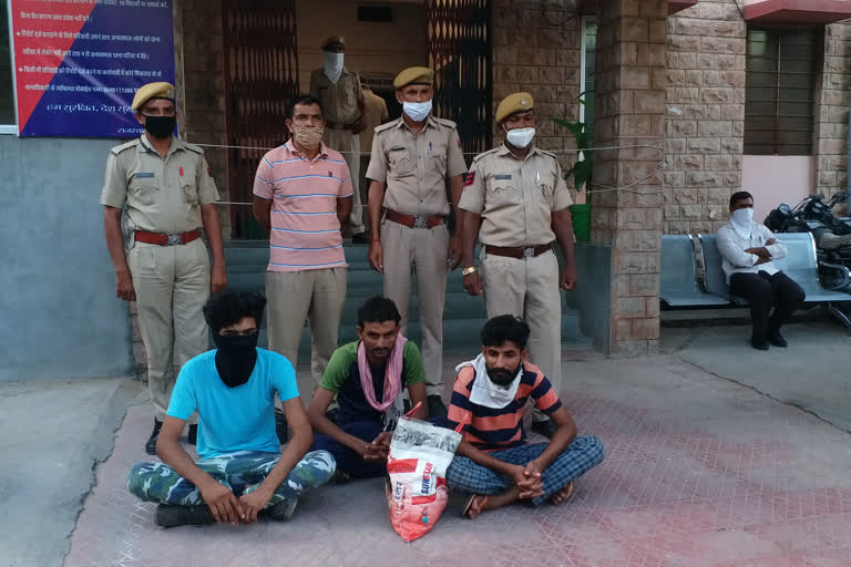 Barmer police, barmer news in hindi, बाइक चोर गैंग, तीन आरोपी गिरफ्तार, बाड़मेर जिले की न्यूज, rajasthan news in hindi, police arrested three thieves, bike theft gang, bike theft gang from Jaisalmer