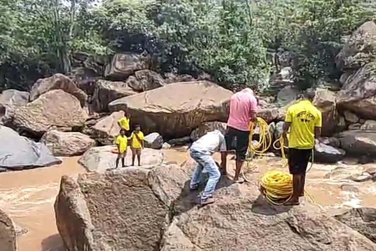 people who swept in vmalanjakudum waterfall