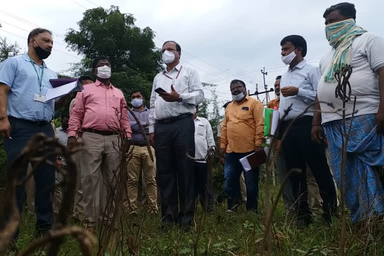 Center team visit to flood area in bagalakote