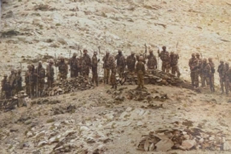 Chinese army armed with guns and the guandao