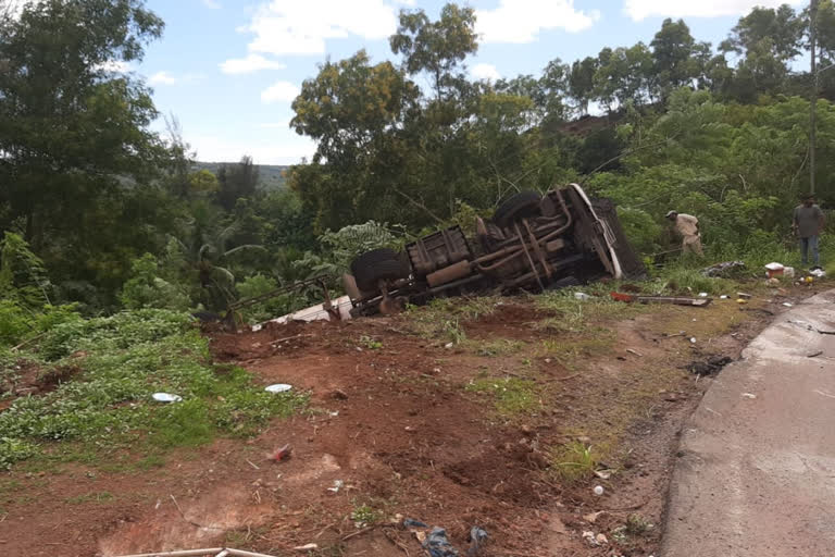 Accident kasaragod  gas tanker accident  ടാങ്കർ ലോറി മറിഞ്ഞു  കാസർകോട് ടാങ്കർ അപകടം