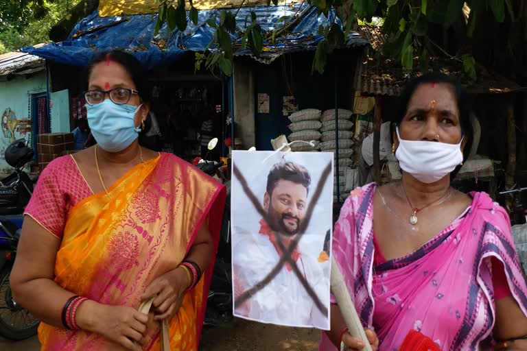 bjp mahila morcha protest against mp anubhav mohanty