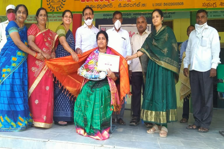 zphs dharmasagar school teacher arpitha received best teacher award by state govt