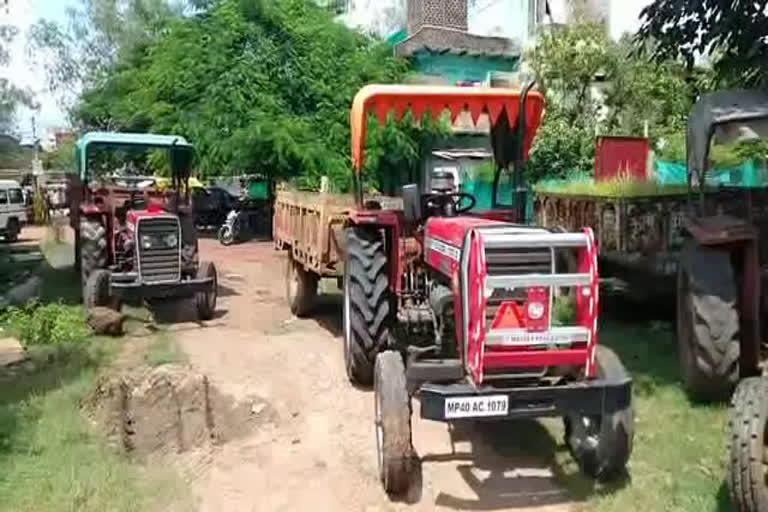 Tractor-trolley seized