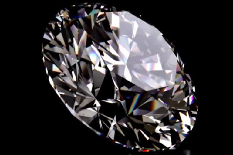 Rs. 3.75 lakh worth diamond jewel missing and lady complaint to police