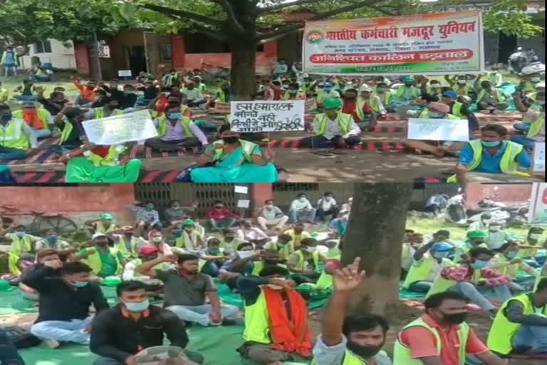 Contracted sanitation workers go on strike in Ramgarh