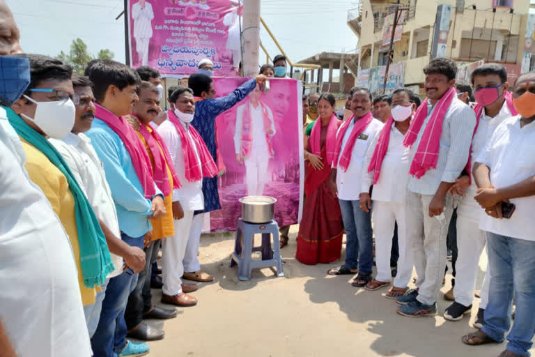 palabhishekam to cm kcr at manthani on passing new revenue act in assembly