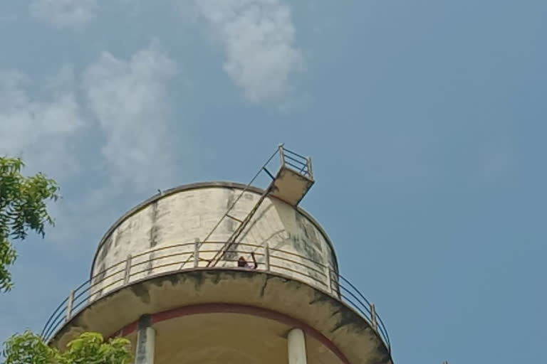 woman climbed water tank in bhadohi