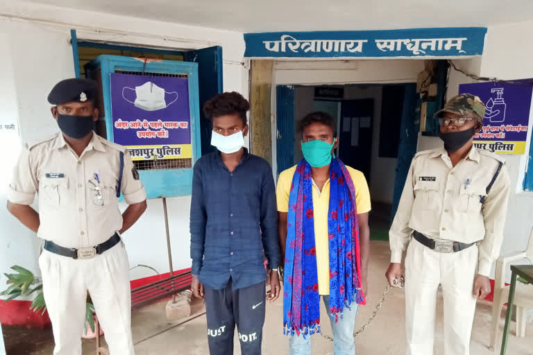 police arrested 4 people including 2 minors arrested in mobile theft gang in jashpur