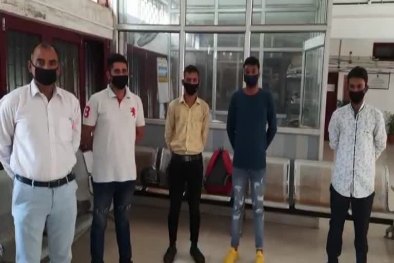 Hamirpur youth handed over complaint letter to DC