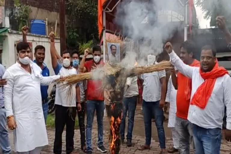 Bajrang Dal burnt effigy of Maharashtra government in Dhanbad, news of Bajrang Dal dhanbad, news of Kangana Ranaut, धनबाद में बजरंग दल ने महाराष्ट्र सरकार का पुतला जलाया, बजरंग दल धनबाद की खबरें, कंगना रनौत की खबरें