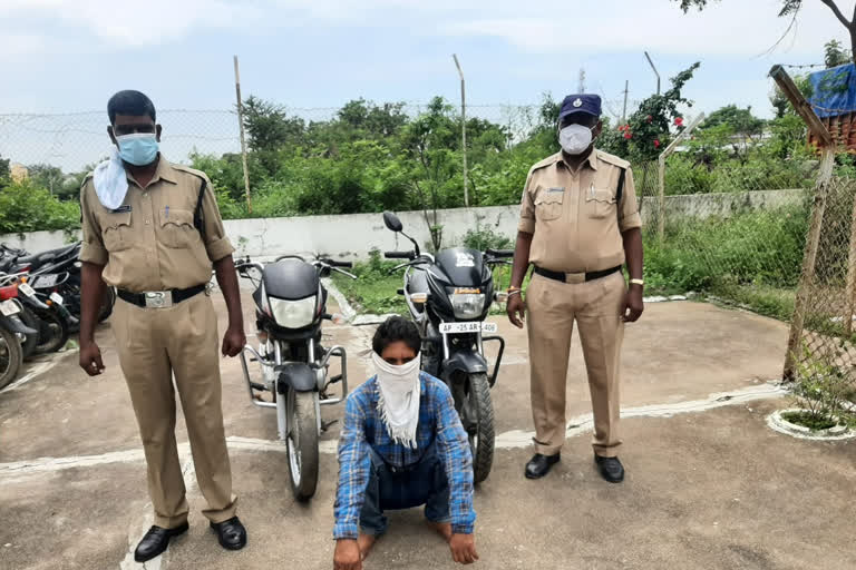 Two-wheeler thieves arrested by nirmal police