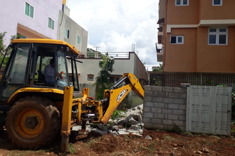 Muda clearing unauthorized building, Muda clearing unauthorized building in Mysore, unauthorized building demolish, unauthorized building demolish news, ಅನಧಿಕೃತ ಕಟ್ಟಡ ತೆರವು, ಅನಧಿಕೃತ ಕಟ್ಟಡ ತೆರವುಗೊಳಿಸಿದ ಮುಡಾ, ಮೈಸೂರಿನಲ್ಲಿ ಅನಧಿಕೃತ ಕಟ್ಟಡ ತೆರವುಗೊಳಿಸಿದ ಮುಡಾ,