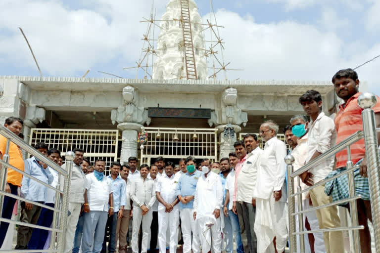 Congress activists worship Hulikamma Devi for MLA DS Hoolageri for a speedy recovery