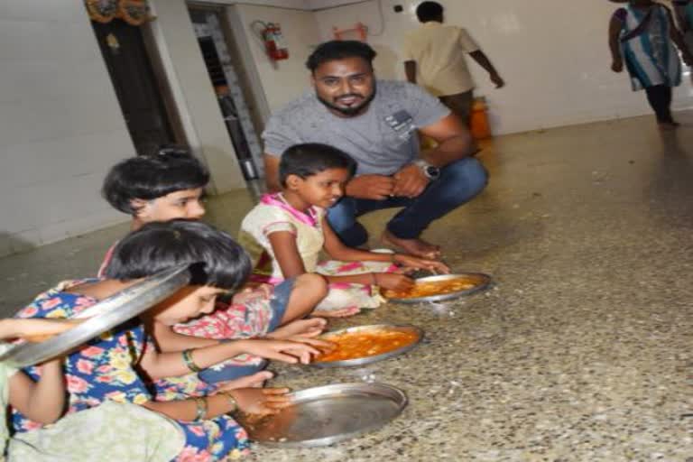 Hubli: Vins geleyara Balaga is supposting poor by feeding them