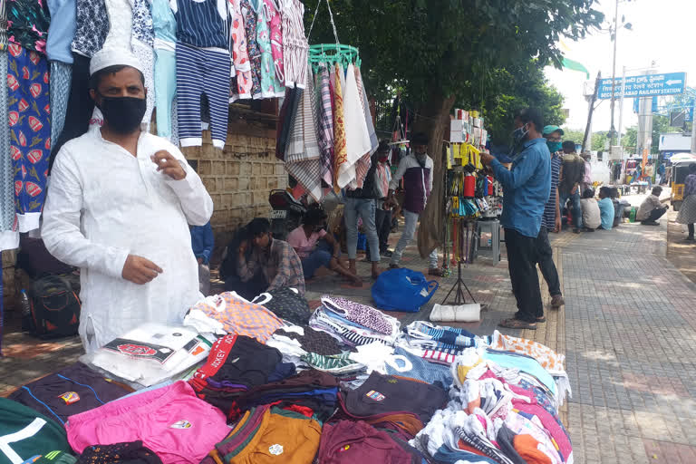 People who shop on the sidewalk are in financial crisis