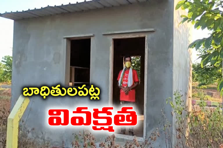 అమానవీయం: ఊరి బయటే కరోనా బాధితుడు