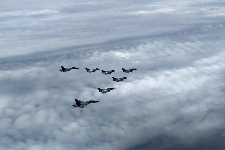 IAF  airbase in Ambala  Rajnath Singh  Golden Arrows  Al Dhafra airbase  IAF's 17 Squadron  induction of rafale  rafale induction  ന്യൂഡൽഹി  ഇന്ത്യൻ വ്യോമസേന  റാഫേൽ യുദ്ധവിമാനങ്ങൾ  'ഗോൾഡൻ ആരോസ്'  അംബാല വ്യോമതാവളം  വ്യോമസേനയുടെ 17 സ്ക്വാഡ്രൺ  സാരംഗ് എയറോബാറ്റിക് ടീം  ഐഎഎഫ്