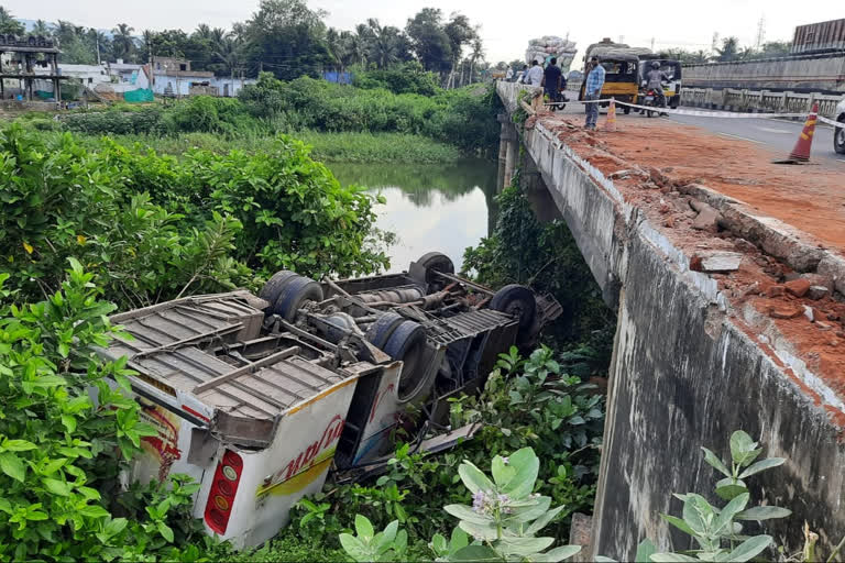 bus rushed in to river at s.rayavaram