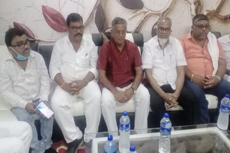 barahi mla met former minister jalesjwar mahato in dhanbad