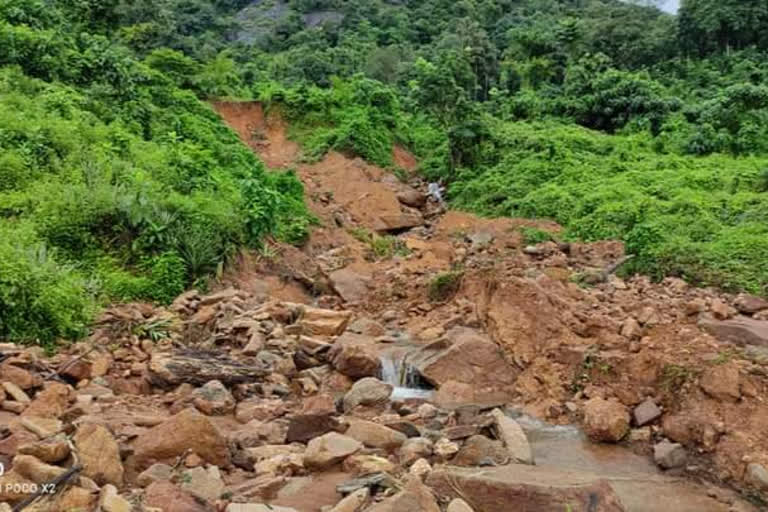 പാലക്കാട് മഴ  ശക്തമായ മഴ  പാലക്കാട് കല്ലടികോട്  വാക്കോട് മണ്ണിടിച്ചിൽ  കല്ലടികോട് മേഖലയിൽ മണ്ണിടിച്ചിൽ  landslide in ​​Palakkad Kalladikode  rain kerala  landslide kerala  vakkode