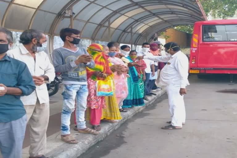 આજથી એએમટીએસ બીઆરટીએસ બસો ચાલુ થઈ પરંતુ મુસાફરોએ જ ઉડાવ્યાં સોશિયલ ડિસ્ટન્સના ધજાગરા