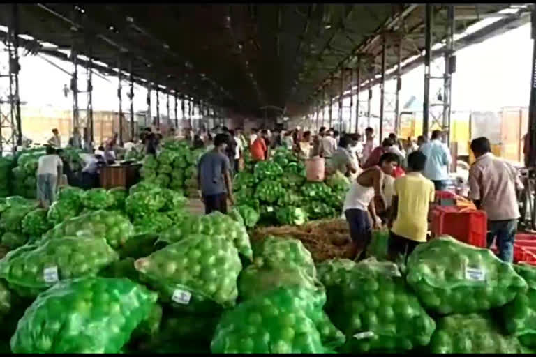 Azadpur mandi traders