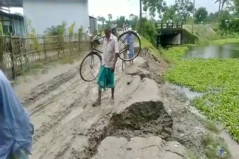 Poor conditions of a road in north abhyapuri bongaigaon assam etv bharat news