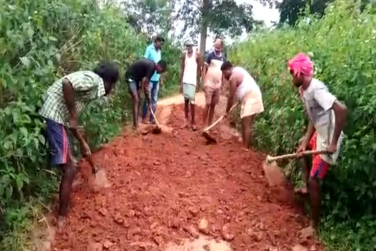 villagers made road on their own in lohardaga, जब सरकार ने नहीं सुनी गुहार तो खुद उठा ली कुदाल