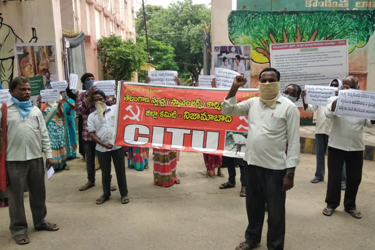 scavengers protest in nizamabad demanding to provide job safety