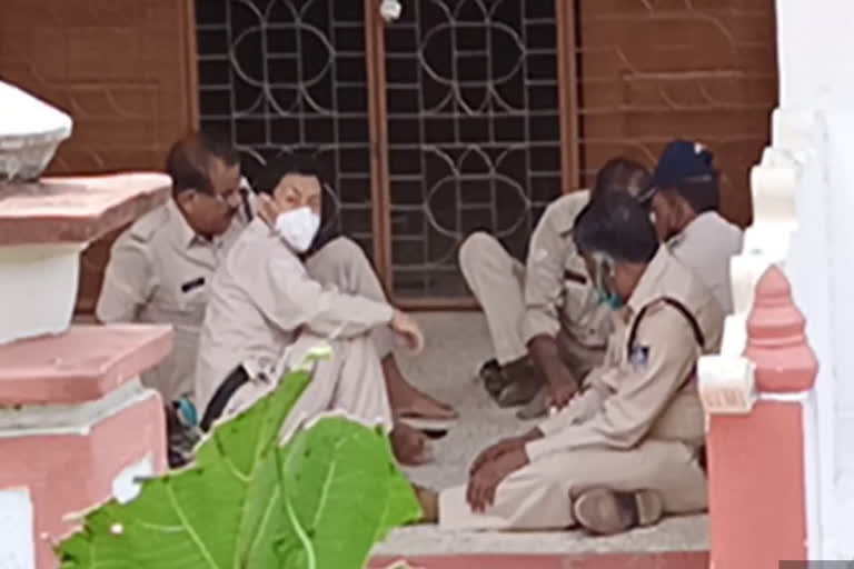 Policemen playing cards in Nepanagar Jain temple