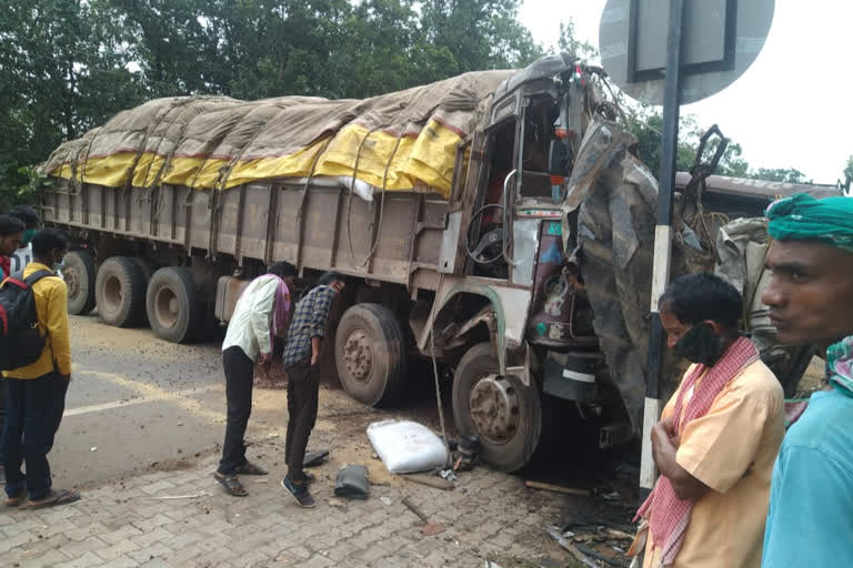 Two trucks collided near National Highway 30 in kondagaonTwo trucks collided near National Highway 30 in kondagaon