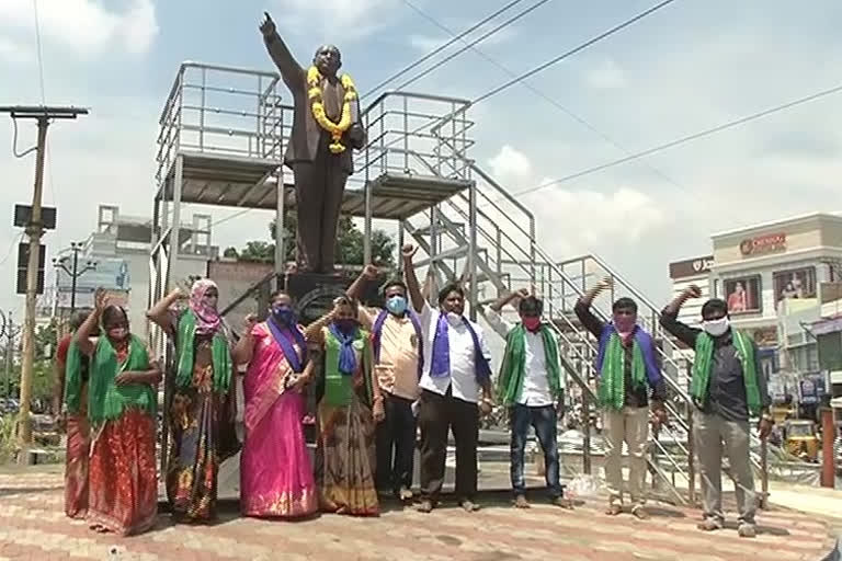 woman-protest-at-guntur-ladge-center-to-demand-replacement-of-ambedkar-statues-in-shakhamooru