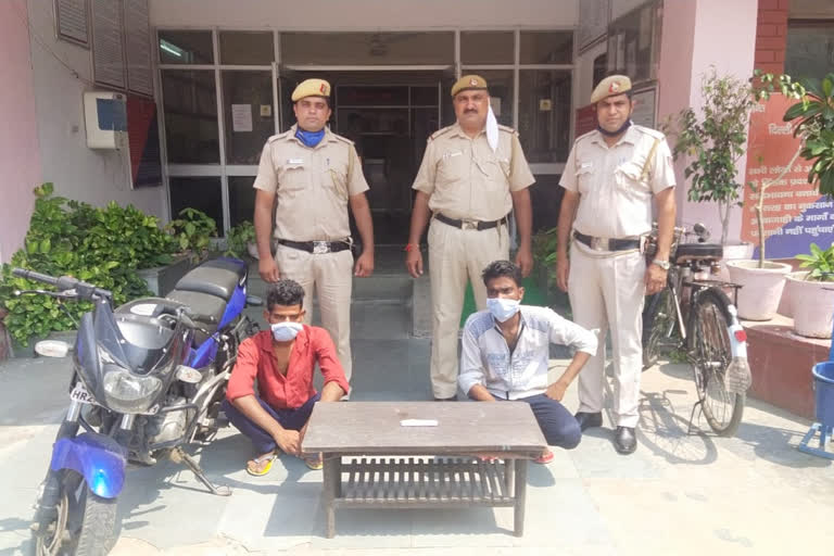 Delhi police arrested 2 crook in Najafgarh