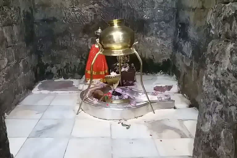 छोटी काशी में खुले मंदिर