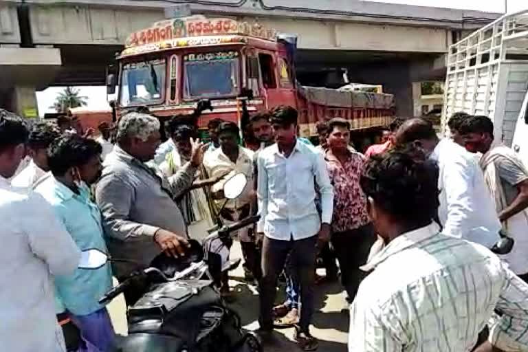 truck-driver-recklessness-bike-riders-escape-form-accident-in-kustagi