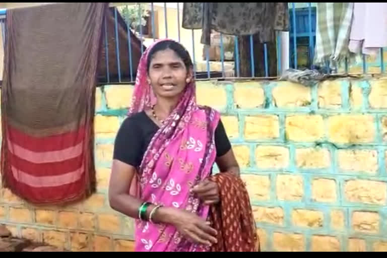 woman give her saree to rescue a boy who fell in a canal