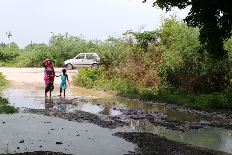 अस्पताल परिसर में जलजमाव व गंदगी का अंबार.