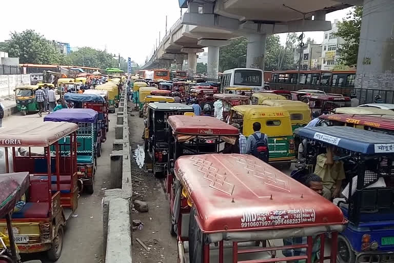 problem of traffic jam increased at uttam nagar as metro resumes in delhi