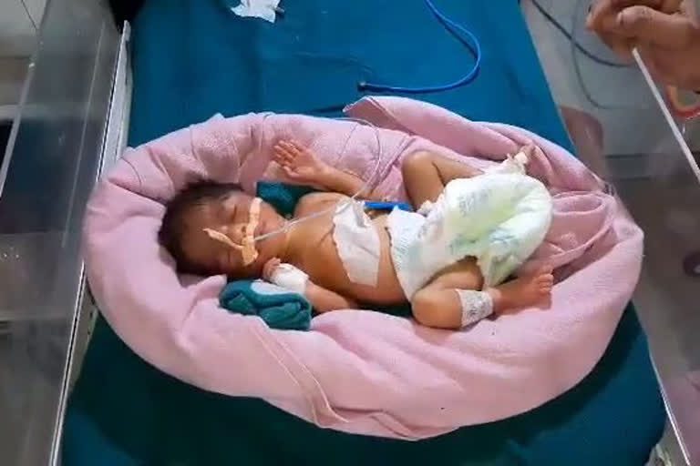 Mother left her daughter in hospital