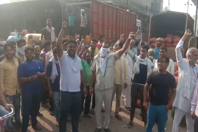 Trader protest in   Ballabhgarh vegetable market