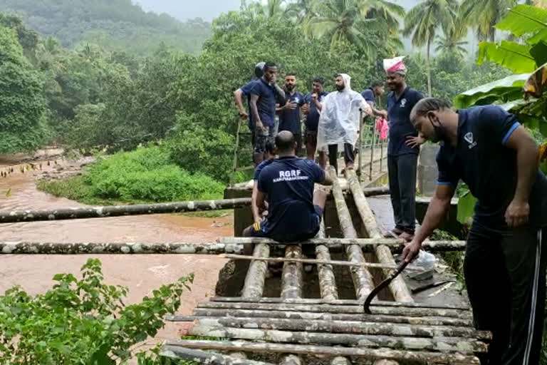 മലപ്പുറം  malappuram  ചെമ്പൻകാട്  അപ്രോച്ച്‌ റോഡ്  രാഹുൽ ഗാന്ധി റസ്ക്യു ഫോഴ്സ്  Rahul Gndhi rescue team  കരുവാരക്കുണ്ട്