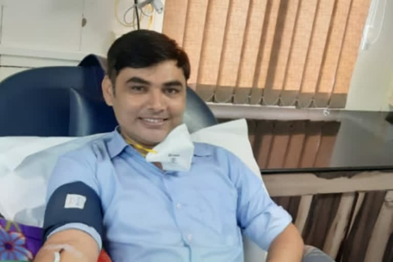 man two time plasma donate, man two time plasma donate in Hubli, plasma donate news, plasma donate latest news, plasma donate 2020 news, ಎರಡು ಬಾರಿ ಪ್ಲಾಸ್ಮಾ ದಾನ ಮಾಡಿದ ವ್ಯಕ್ತಿ, ಹುಬ್ಬಳ್ಳಿಯಲ್ಲಿ ಎರಡು ಬಾರಿ ಪ್ಲಾಸ್ಮಾ ದಾನ ಮಾಡಿದ ವ್ಯಕ್ತಿ, ಪ್ಲಾಸ್ಮಾ ದಾನ ಸುದ್ದಿ, ಪ್ಲಾಸ್ಮಾ ದಾನ 2020 ಸುದ್ದಿ,