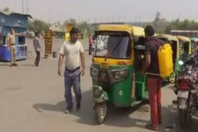 Rickshaw driver returns bag containing 7 lakh to Pune couple