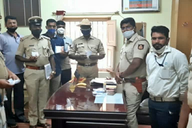 free-mask-and-sanitizer-distribution-to-kolar-city-police