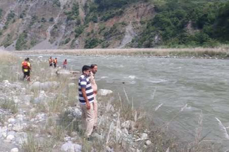 student flowing in the Yamuna River i