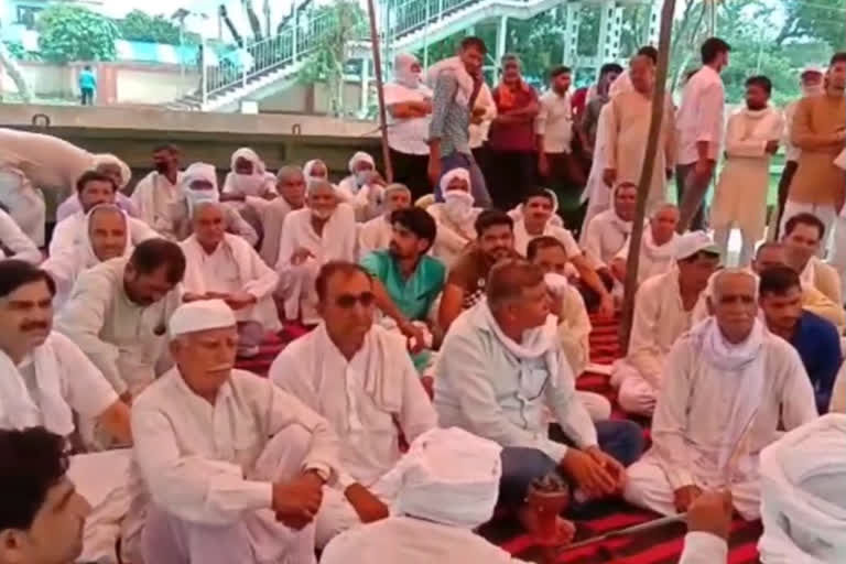 Muzaffarnagar: Rashtriya Lok Dal protests at Mansoorpur railway station