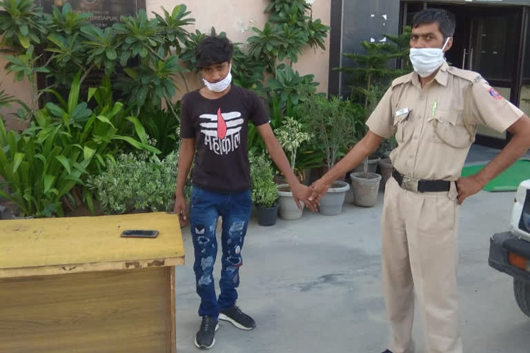 Delhi police arrested a snatchers in Bindapur