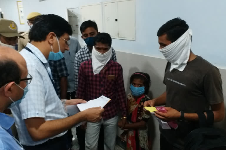 संभागीय आयुक्त ने अस्पताल का किया निरीक्षण, Divisional commissioner inspected hospital